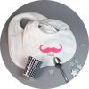 bavoir-blanc-moustache-framboise