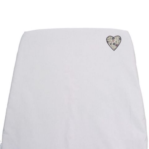 drap-housse-lit-bebe-gris-cœur-fleuri