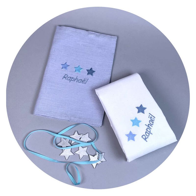 Un coffret cadeau naissance original brodé de 3 étoiles bleues